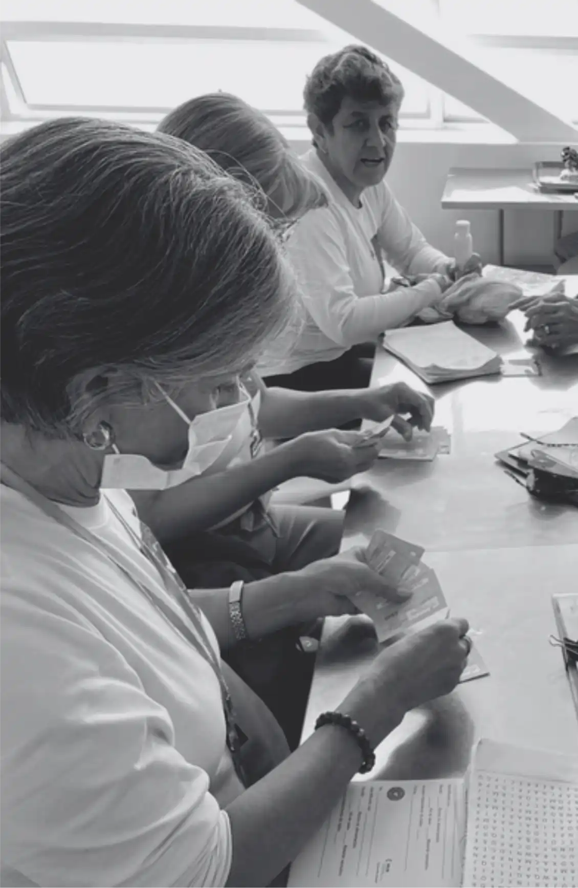 Voluntarias preparando bonos de alimentación